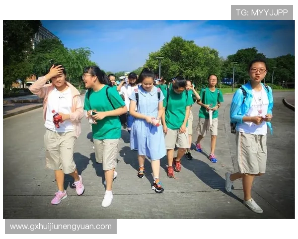 苏亚雷斯训练完顺手给家里泳池换水，这日子过得跟拍综艺似的